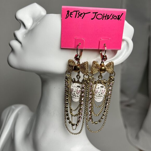 Betsey Johnson Whiteout Chandelier Skull Earrings Very Rare - Picture 2 of 3